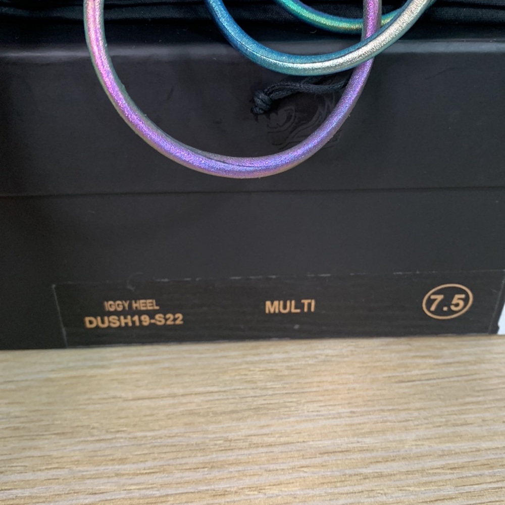 Comes with Original Box Iggy Heel in Multi
DUNDAS x REVOLVE, 7.5 - Picture 11 of 14